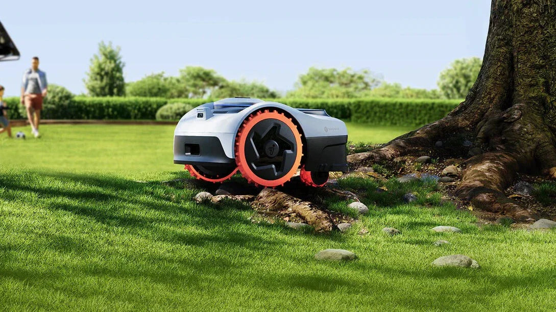 Robot tondeuse sous les arbres