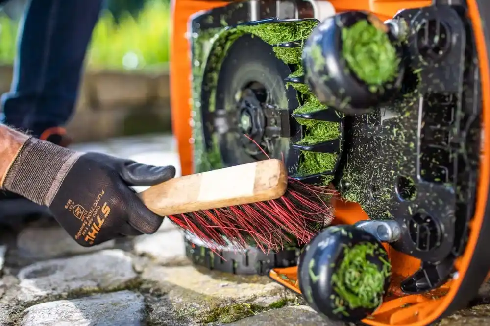 Comment nettoyer un robot tondeuse : guide complet