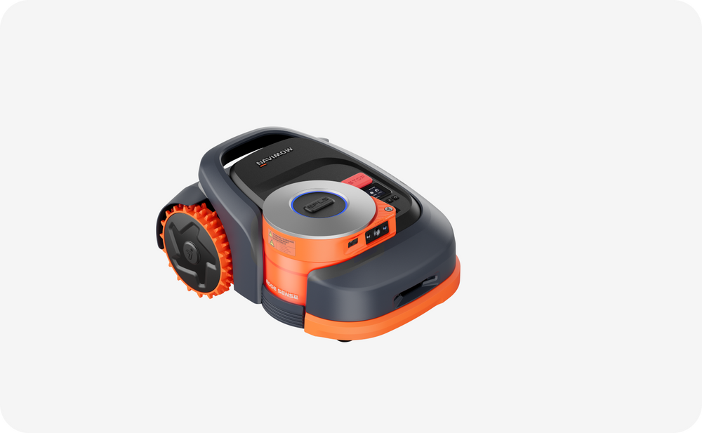 Le robot tondeuse Navimow i105E tond la pelouse de jardin.