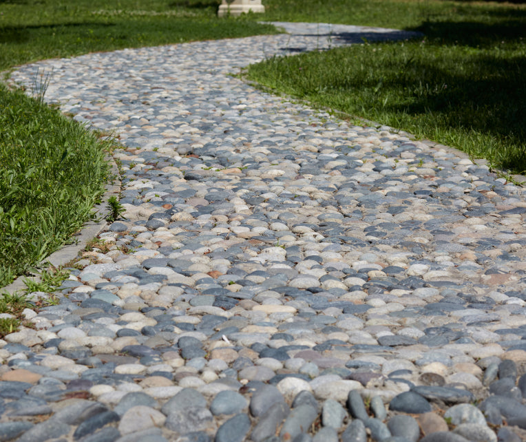 Bordures difficiles d'accès sur allées de gravier