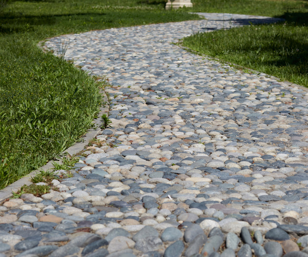 Bordures difficiles d'accès sur allées de gravier