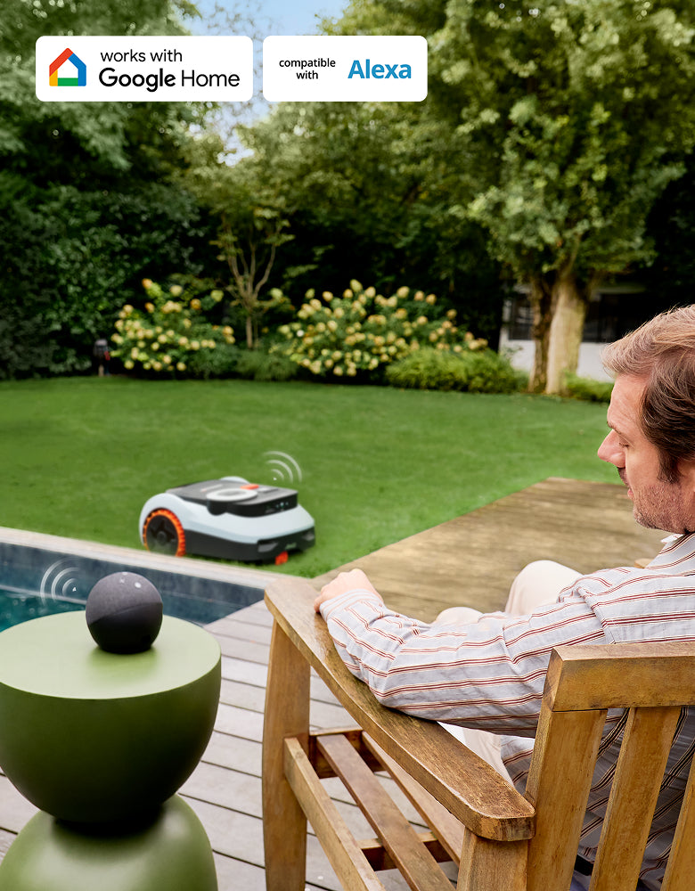 Navimow i105E tondeuse robot sur une pelouse verte de jardin.