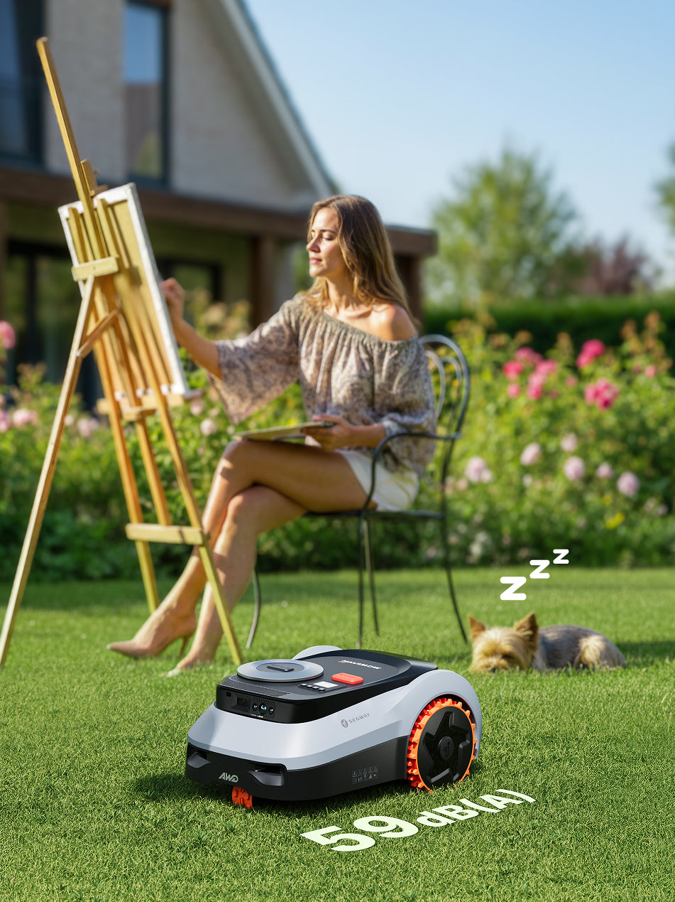 La tondeuse robot Segway Navimow tond le gazon du jardin.