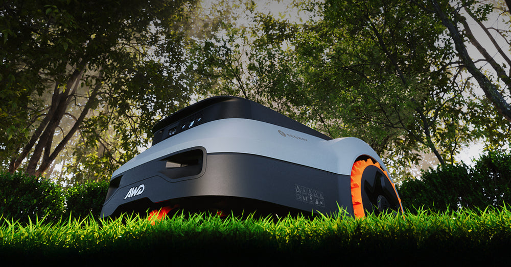 Robot tondeuse Segway Navimow AWD tondant une belle pelouse verte.