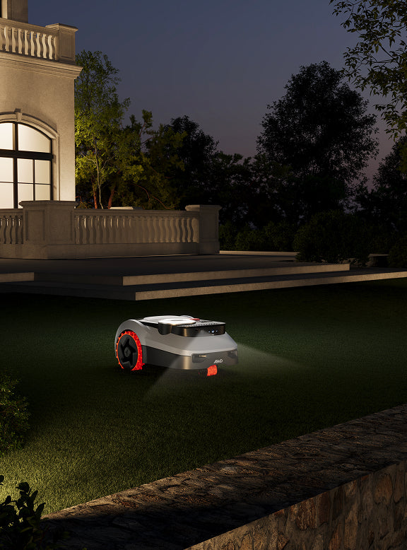 Navimow H3000E robot tondeuse tondant le gazon pendant la nuit.