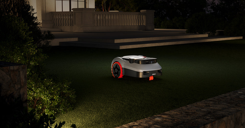 Navimow H3000E tondeuse robot tondant la pelouse dans le noir.