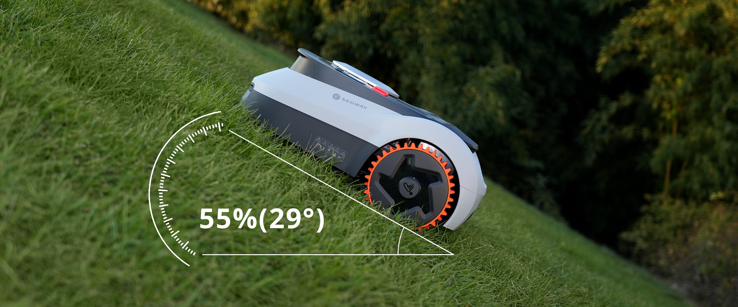 Segway Navimow robot tondeuse montant une pente de gazon abrupte.