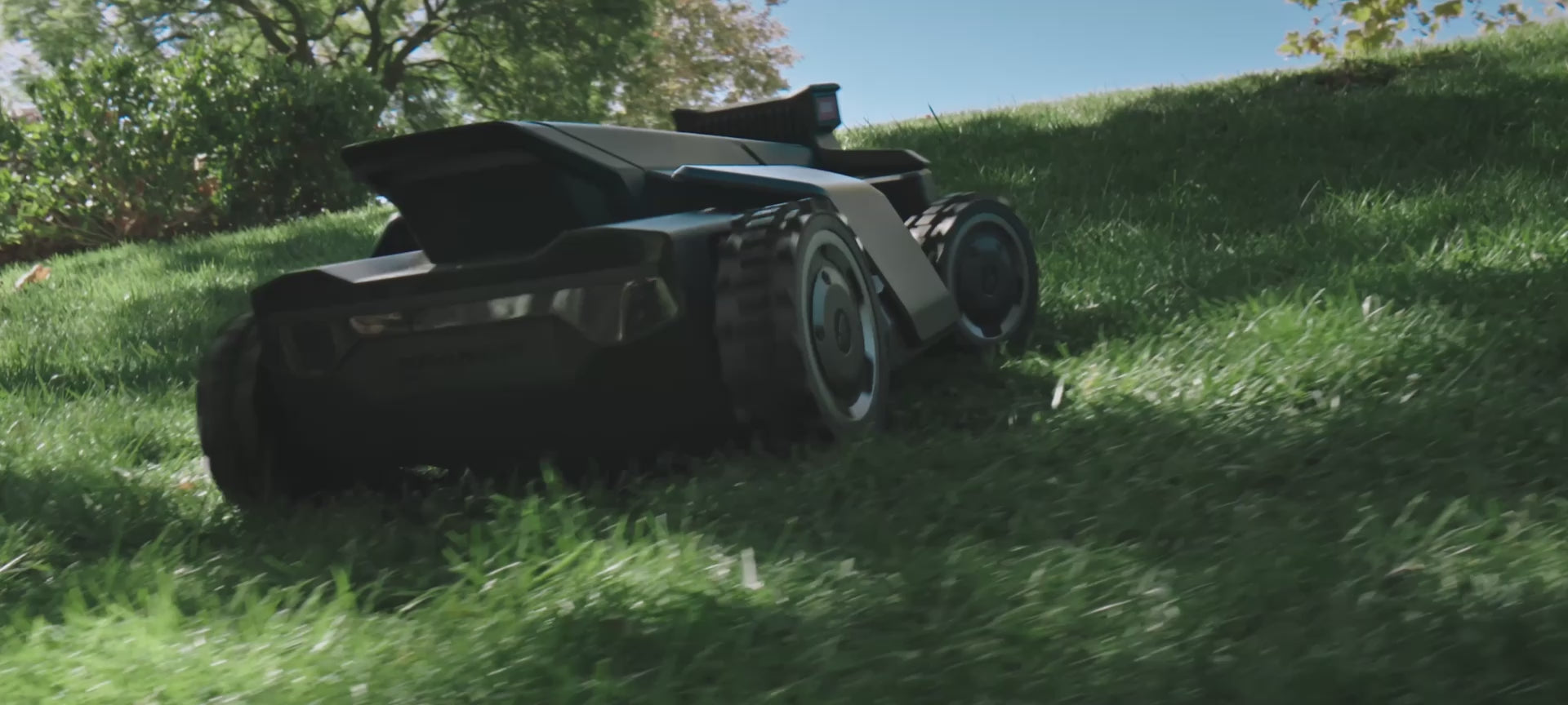 Charger la vidéo: <p>Découvrez les modèles Navimow AWD — les premières tondeuses robot capables de gravir des inclinaisons jusqu’à 84 % (40°), avec la précision Xero-Turn™.</p>