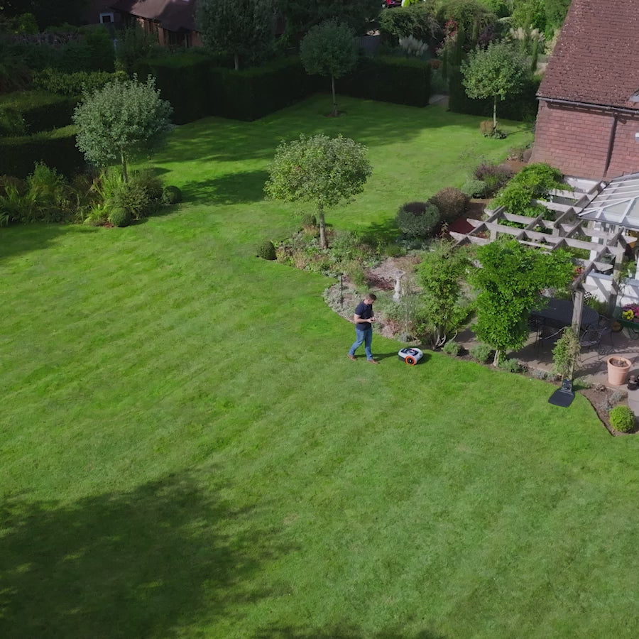 Charger la vidéo: <p>Découvrez l'emplacement idéal pour votre station de charge et votre base d'antenne grâce à notre outil de recherche d'emplacement d'antenne avancé. Obtenez des recommandations personnalisées pour une installation optimale, garantissant un démarrage rapide, fluide et étonnamment efficace de votre parcours d'entretien de pelouse.</p>