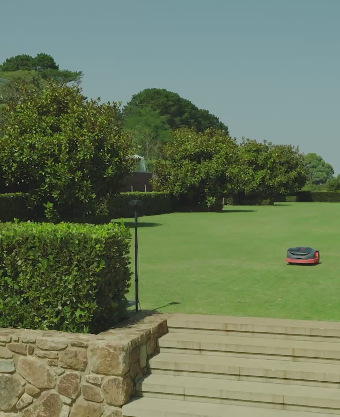 Charger la vidéo: <p>Prend en charge les signaux RTK doubles³ avec une mise à niveau vers l'observation triple fréquence pour une couverture étendue et une stabilité imbattable dans des conditions difficiles, ce qui en fait la solution parfaite pour les cours avant et arrière.</p>